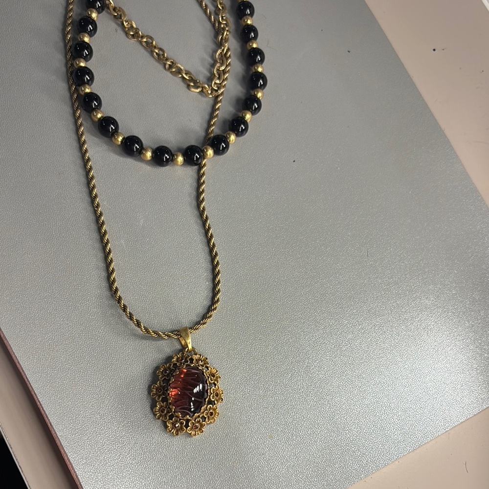 Yusi’s Elegant Gold and Black Necklace Set - Picture 5 of 7